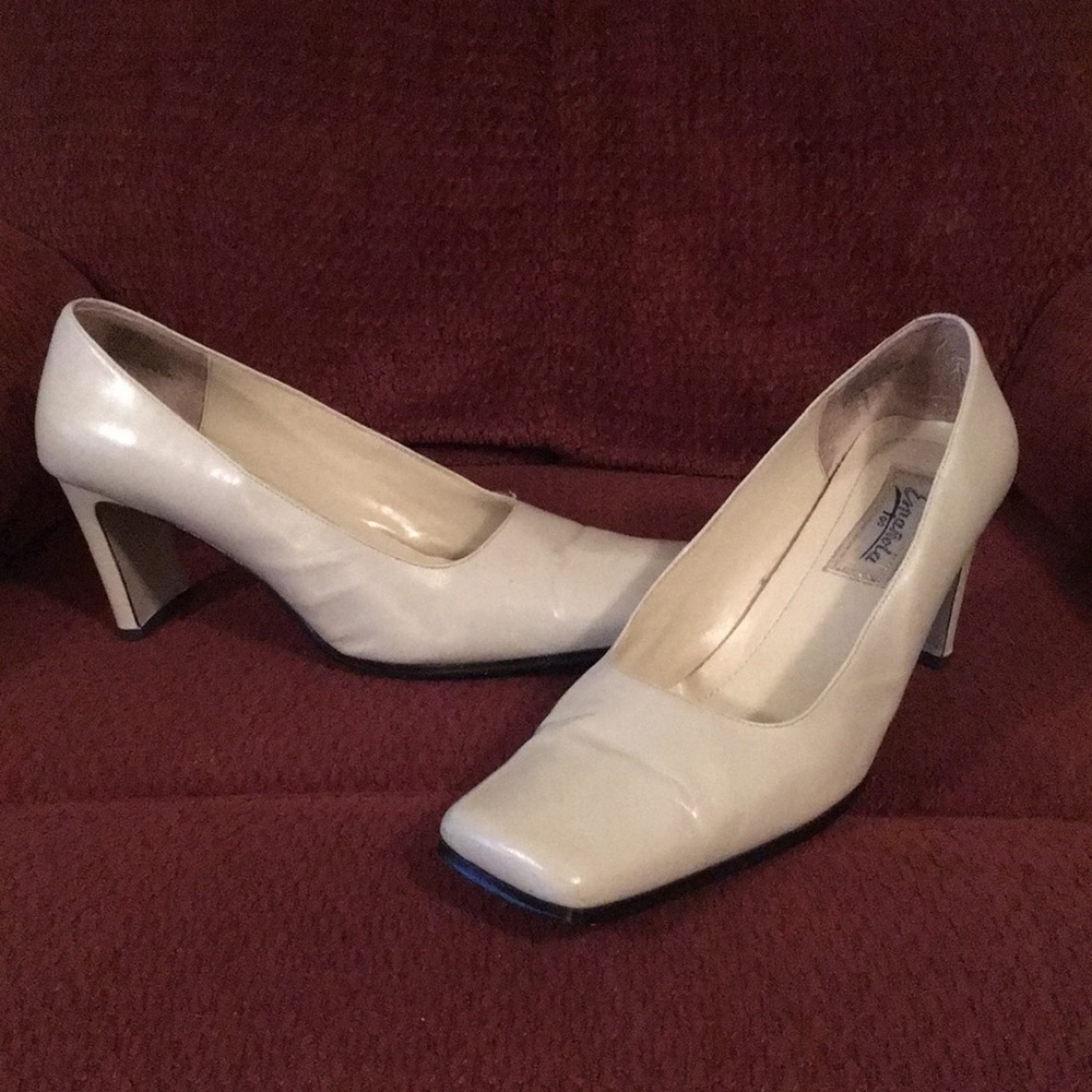 Leather pumps, bone in color.
